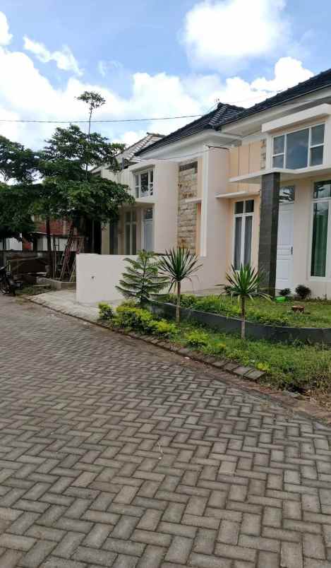 rumah dekat ponpes modern al rifai dan ponpes annur