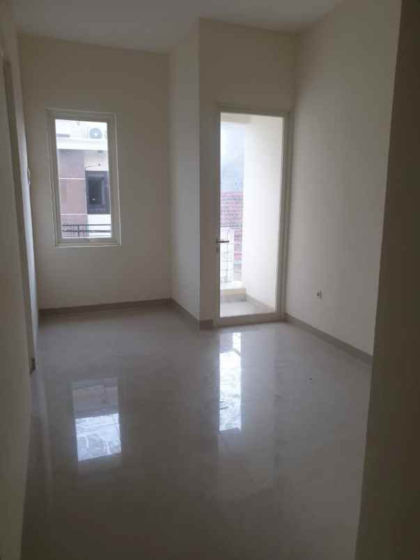 rumah griya asri pakuwon city new minimalis 2 lantai
