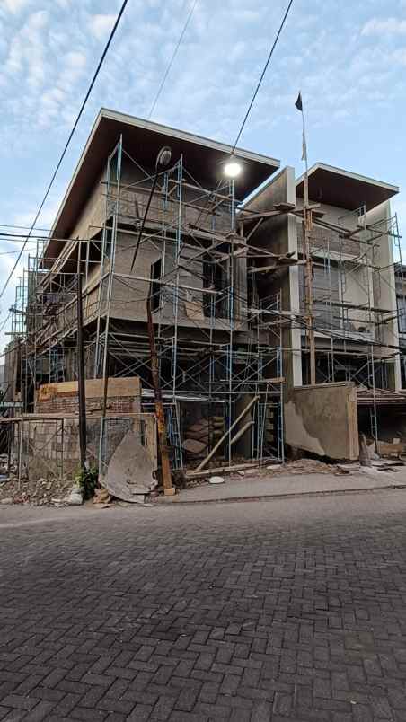 rumah hook gres di manyar jaya