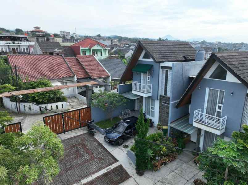 rumah keren 3 lantai view bagus di cihanjuang cimahi