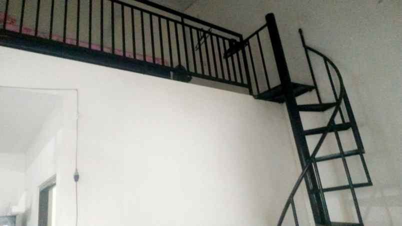 rumah mezzanin second bambu apus jakarta timur