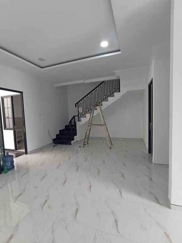 rumah raya sutorejo baru 2 lantai row jalan 5 mobil