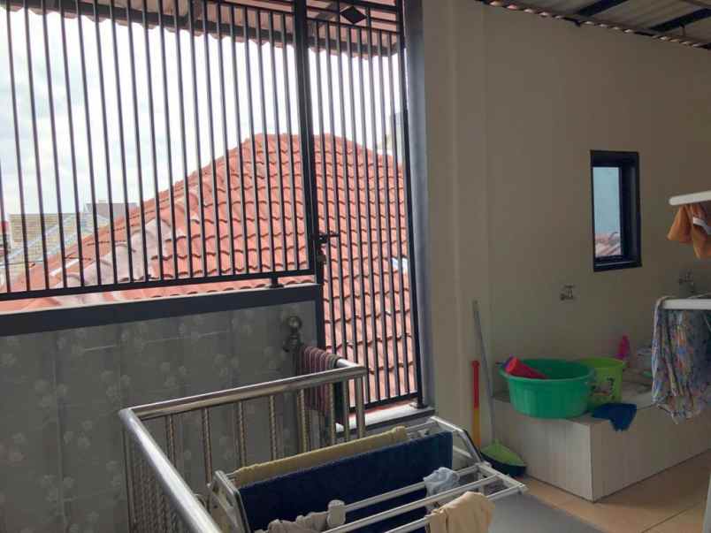 rumah siap huni 1 5 lantai di pondok candra indah