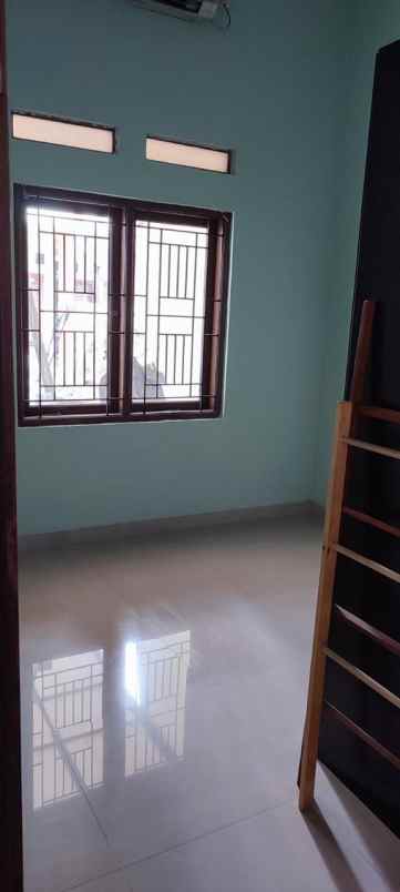 rumah siap huni rapi di kukusan beji depok