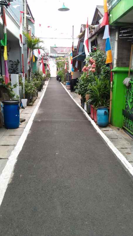 rumah strategis dekat kota di perumnas depok 2 tengah