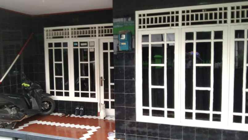 rumah strategis dekat kota di perumnas depok 2 tengah
