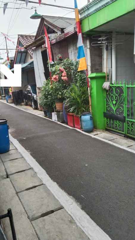 rumah strategis dekat kota di perumnas depok 2 tengah