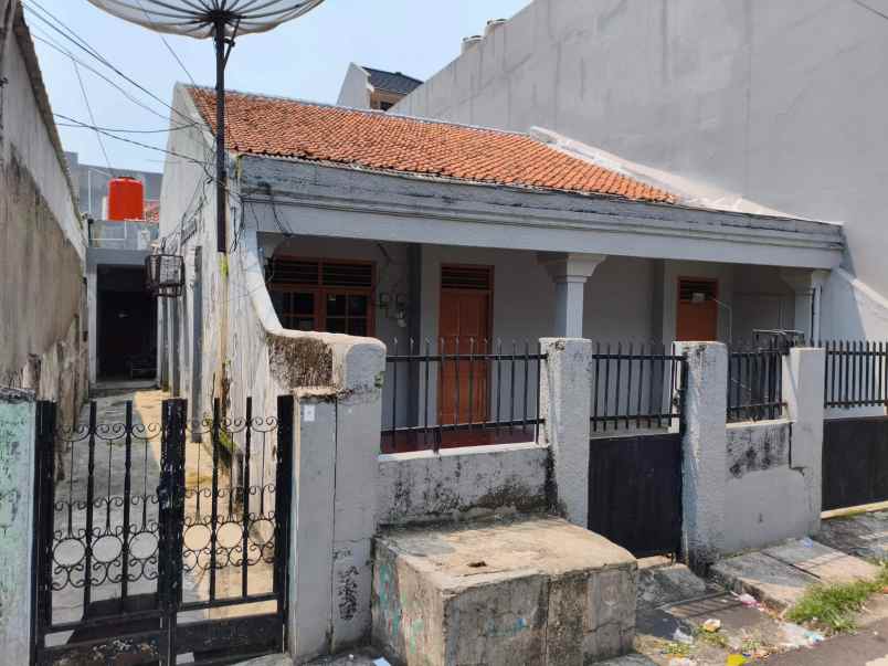 rumah strategis dekat mall jalan raya cocok investasi