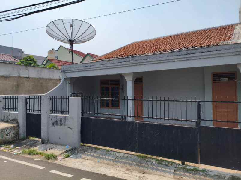 rumah strategis dekat mall jalan raya cocok investasi
