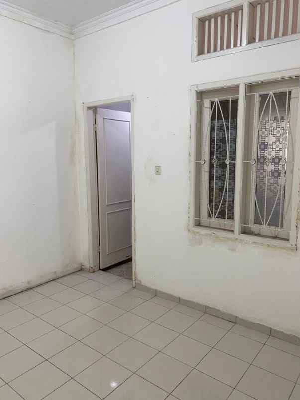 rumah terawat siap huni di pinus regency sukarno hatta