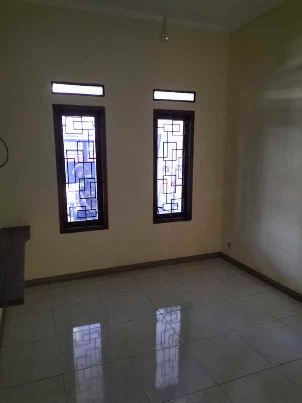 rumah terawat siap huni di pinus regency sukarno hatta