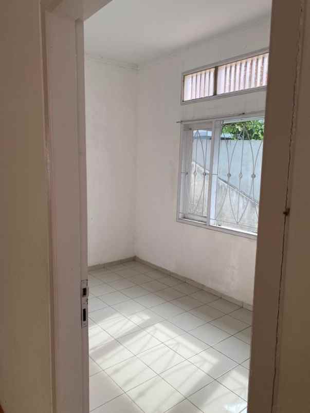 rumah terawat siap huni di pinus regency sukarno hatta