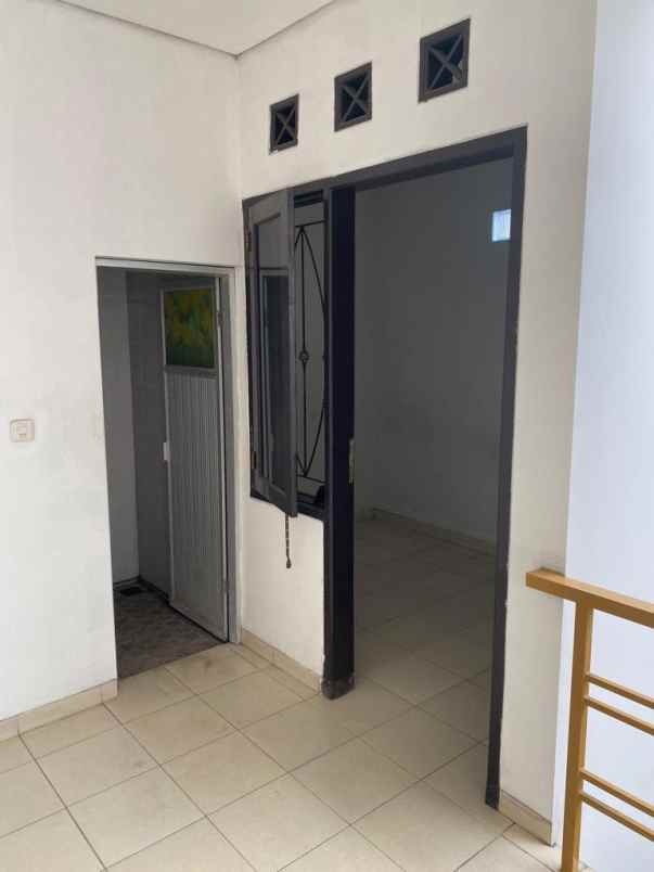 rumah terawat siap huni di pinus regency sukarno hatta