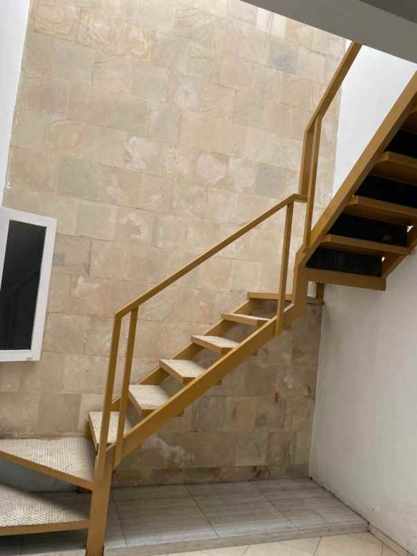 rumah terawat siap huni di pinus regency sukarno hatta