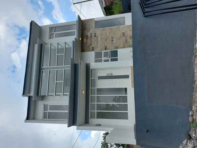 rumah villa 3 lantai dekat jatim park 3