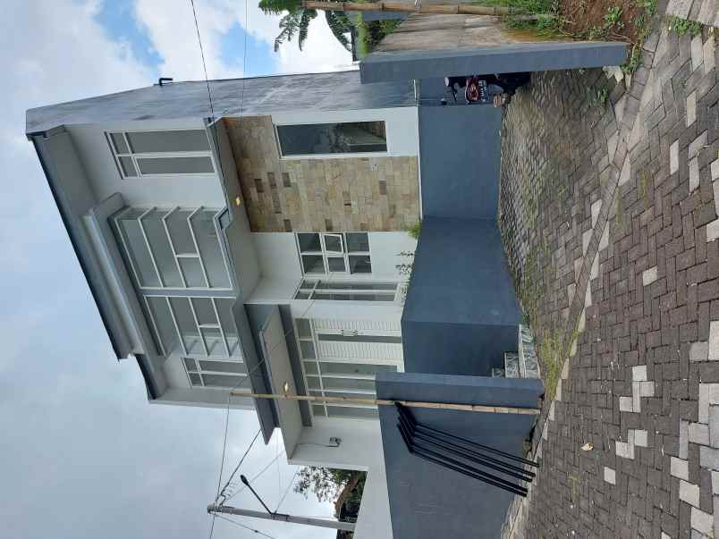 rumah villa 3 lantai dekat jatim park 3
