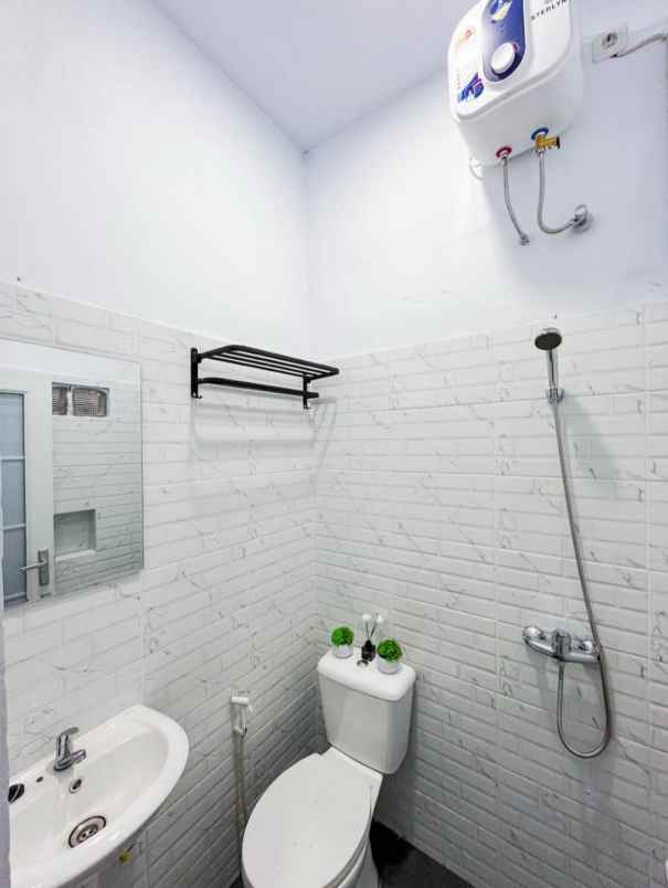 dijual kost margonda pondok cina