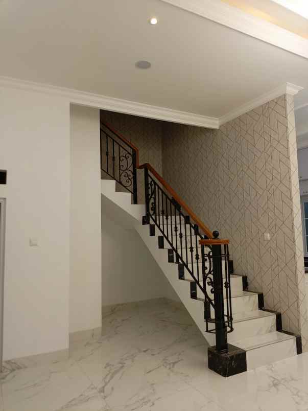 dijual rumah 3 lantai dekat toll brigif jagakarsa