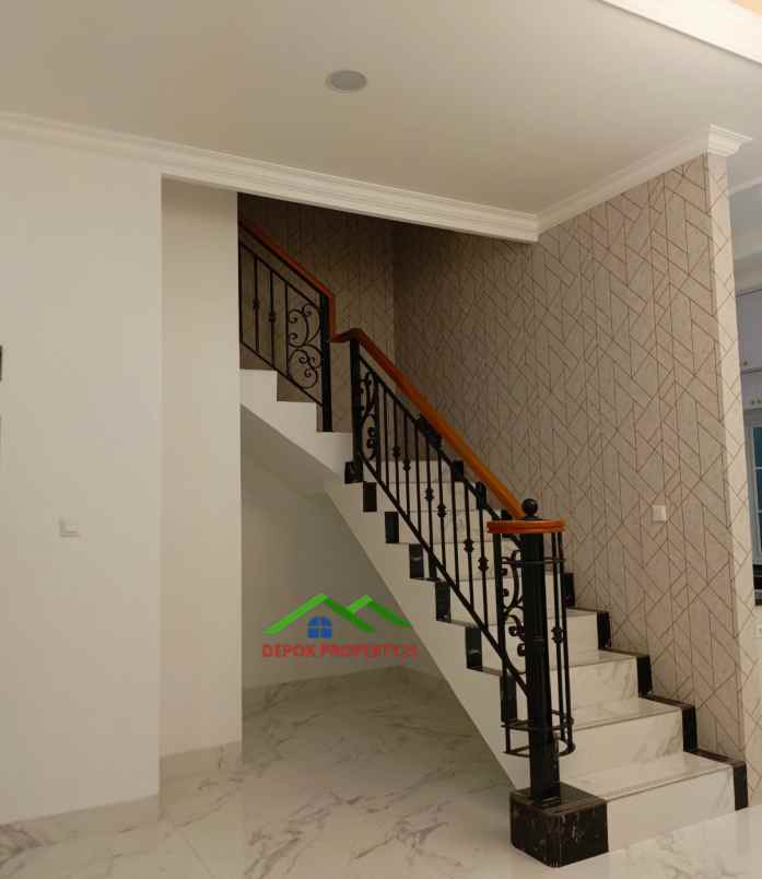 dijual rumah 3 lantai dekat toll brigif jagakarsa
