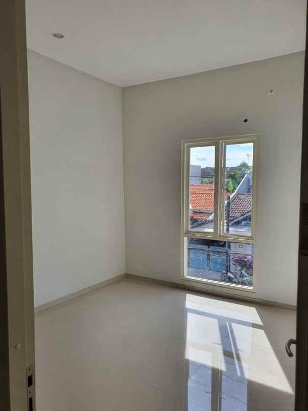 dijual rumah baru di lebak indah utara