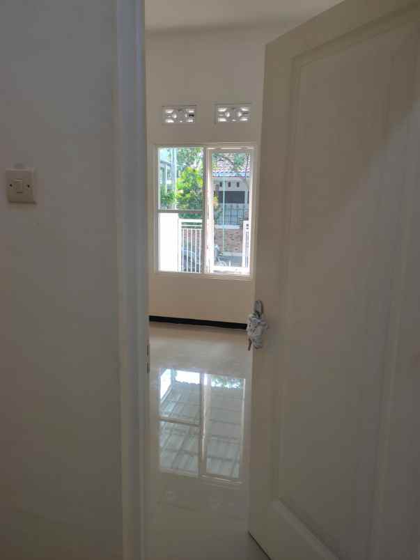 dijual rumah baru lokasi asrikaton malang