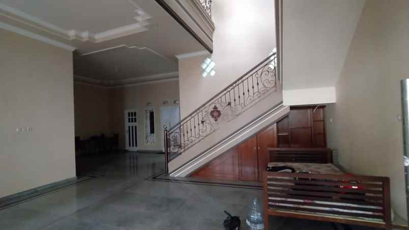 dijual rumah bunga bunga