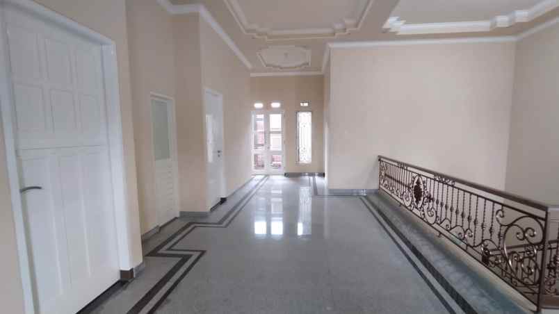 dijual rumah bunga bunga