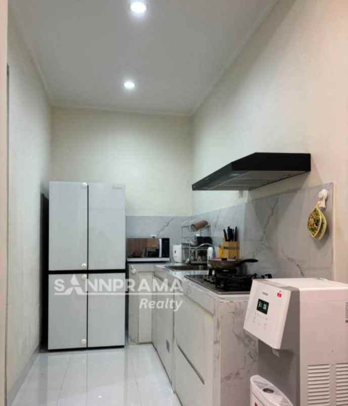 dijual rumah cantik semi furnished siap huni