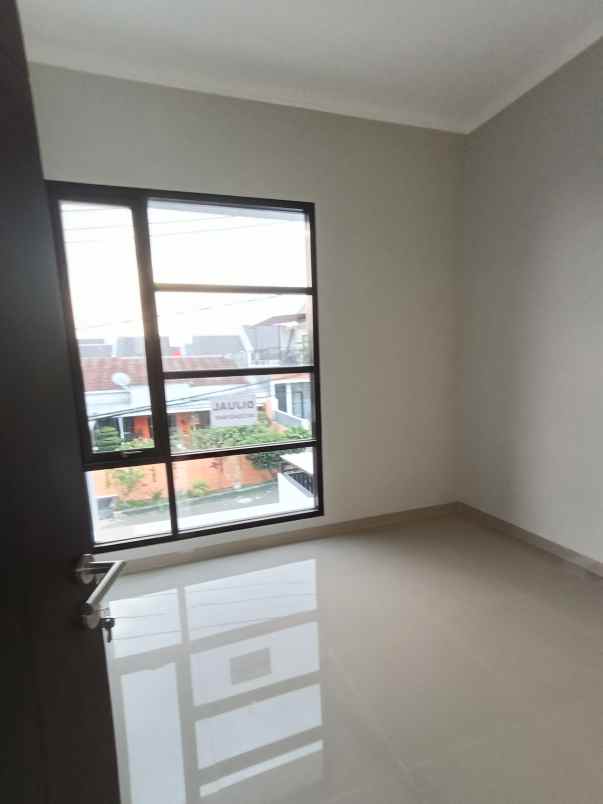 dijual rumah cihanjuang