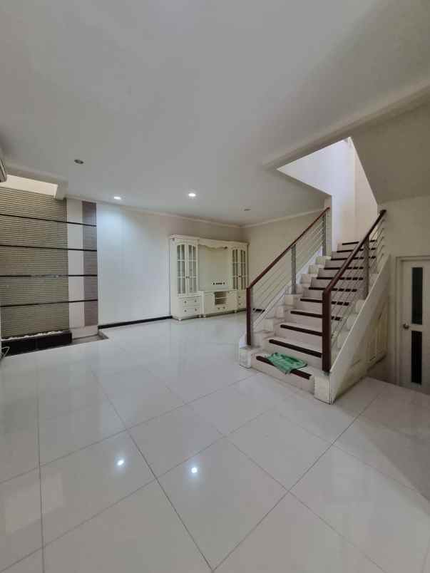 dijual rumah citraland surabaya