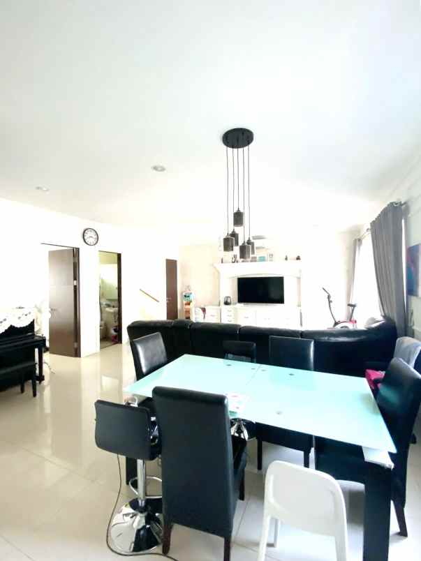 dijual rumah cluster dbanyan jgc