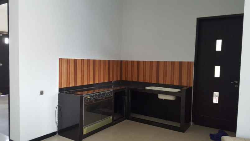 dijual rumah dekat plaza marna