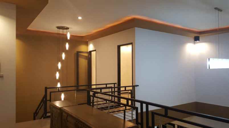 dijual rumah dekat plaza marna