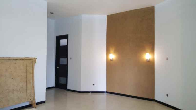 dijual rumah dekat plaza marna