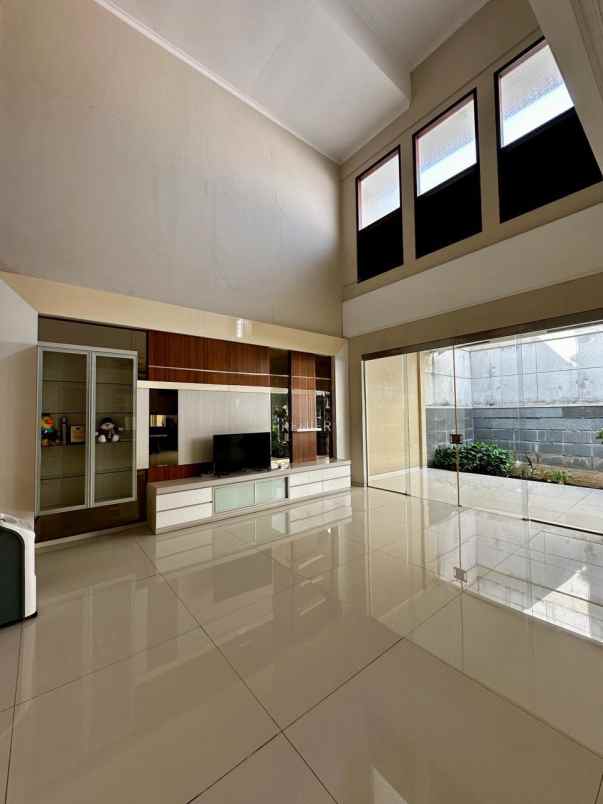 dijual rumah di citraland surabaya