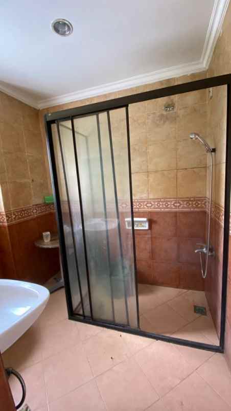 dijual rumah di raffless hills