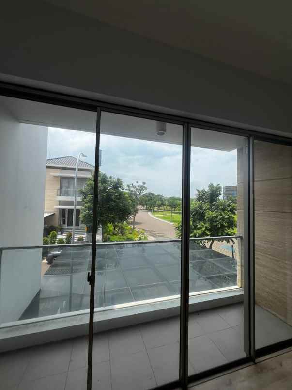 dijual rumah golf island cluster