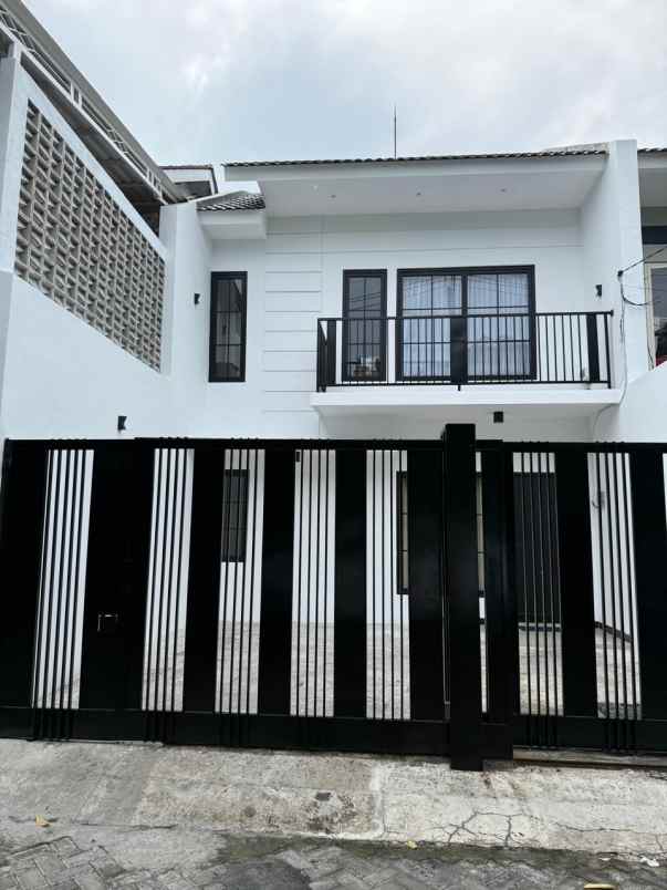 dijual rumah green mansion regency