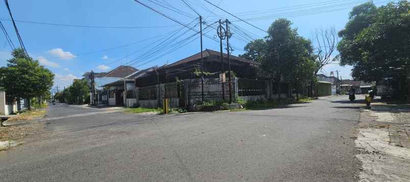 dijual rumah jalan bunga flamboyan