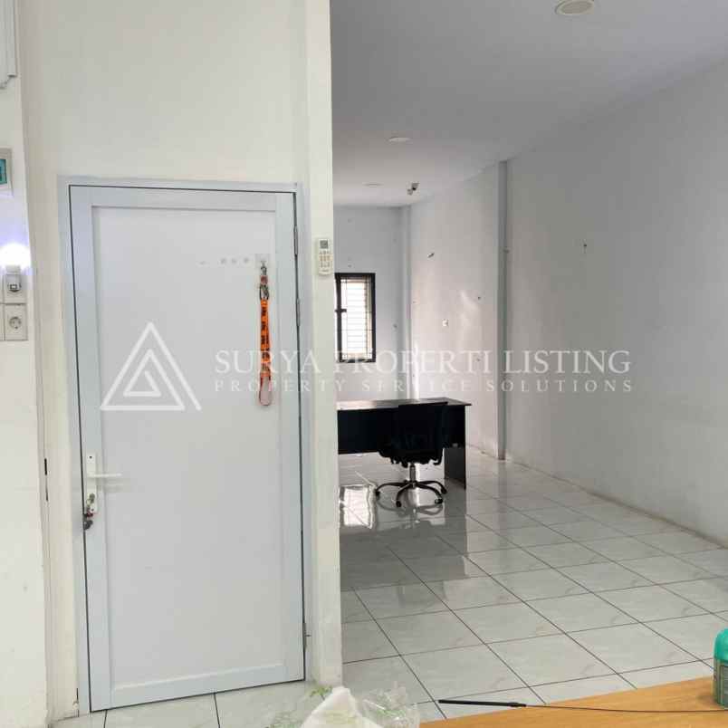 dijual rumah jalan karya wisata komplek