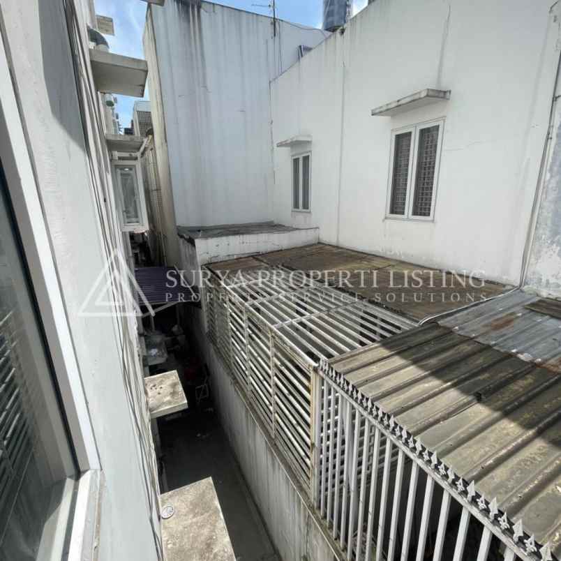 dijual rumah jalan karya wisata komplek