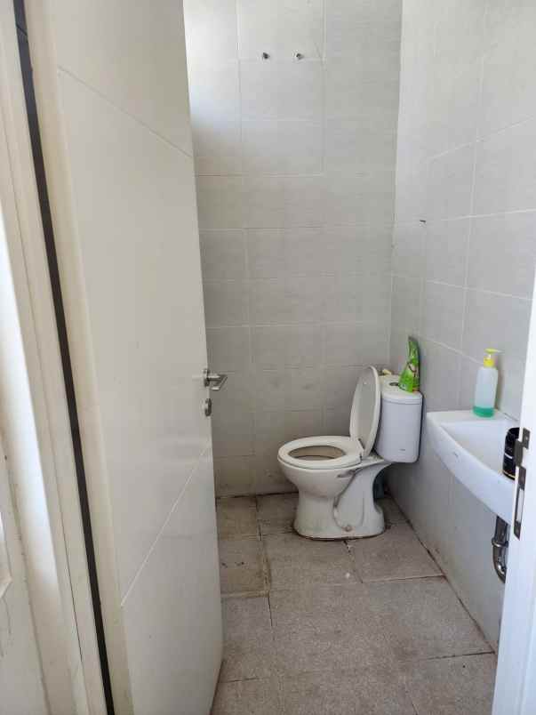 dijual rumah jalan north west lake