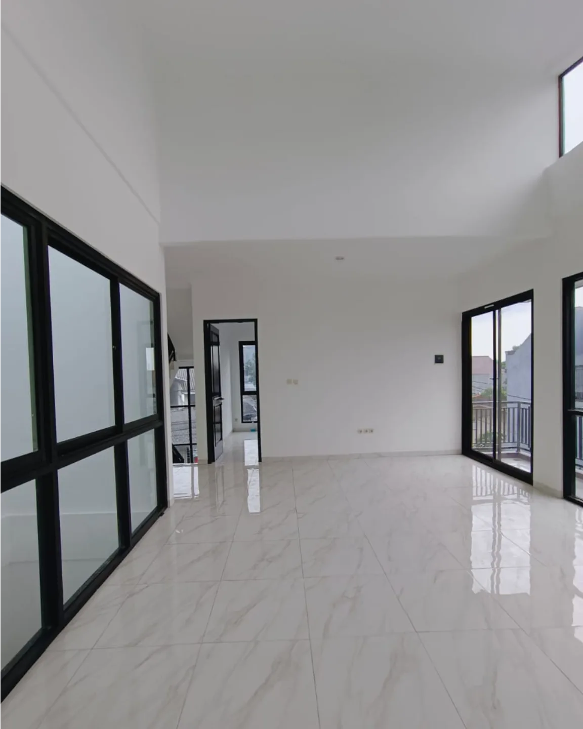 dijual rumah jalan raya komplek meruya