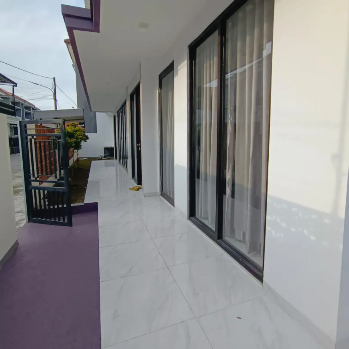 dijual rumah jalan raya komplek meruya