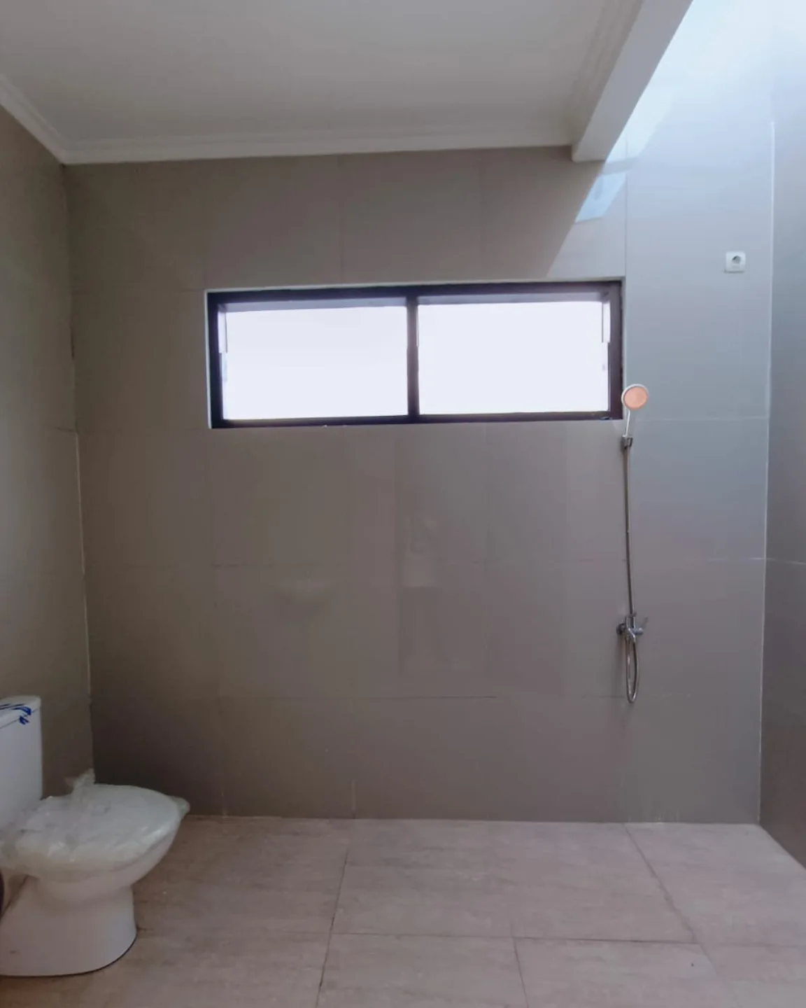 dijual rumah jalan raya komplek meruya