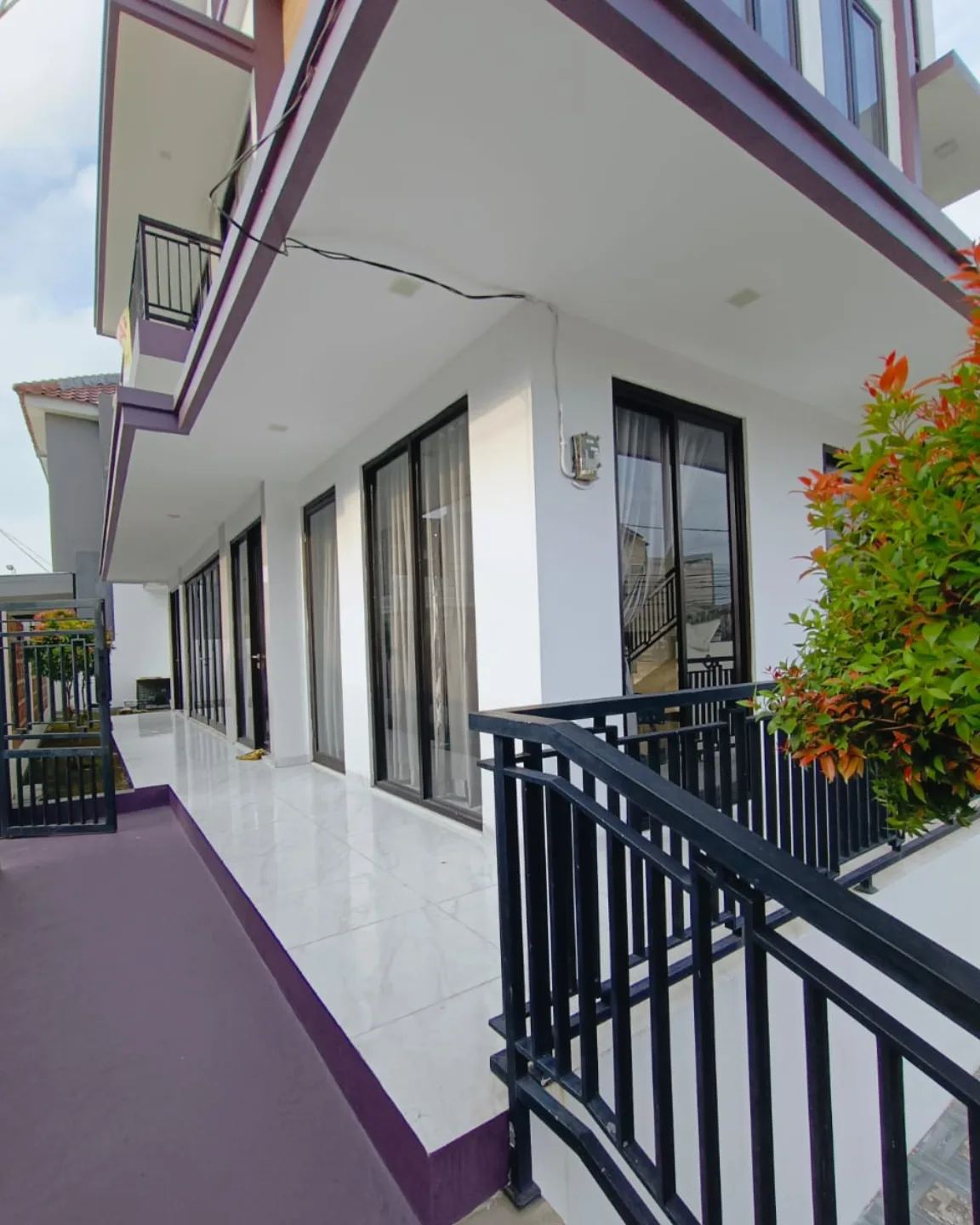 dijual rumah jalan raya komplek meruya