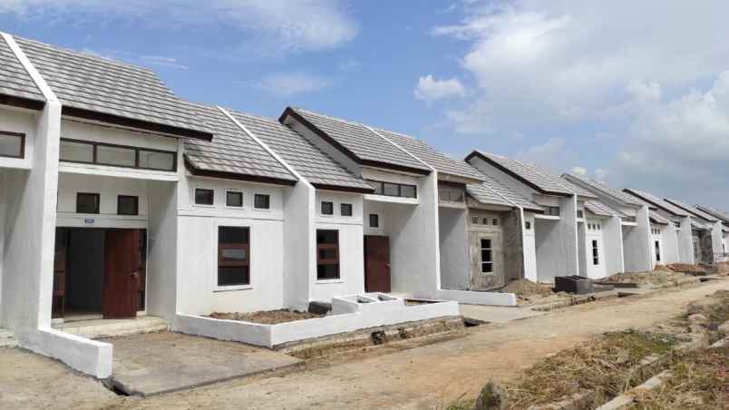 dijual rumah jalan raya megu cisoka