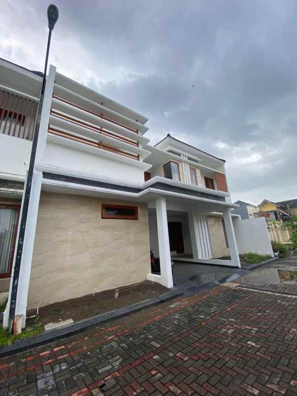 dijual rumah jalan turgo ngabean wetan