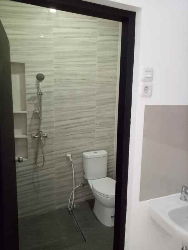 dijual rumah jalan villa valensia