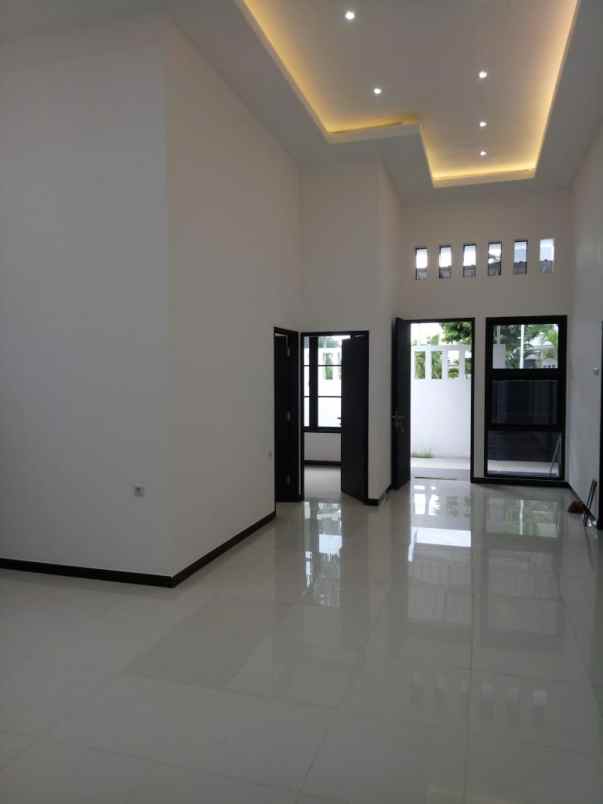 dijual rumah jalan villa valensia